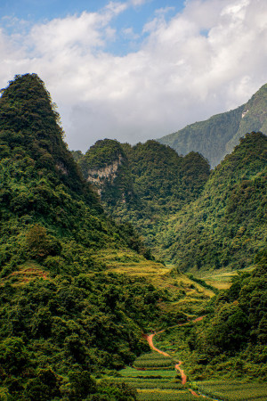 Cao Bang Mountain Path