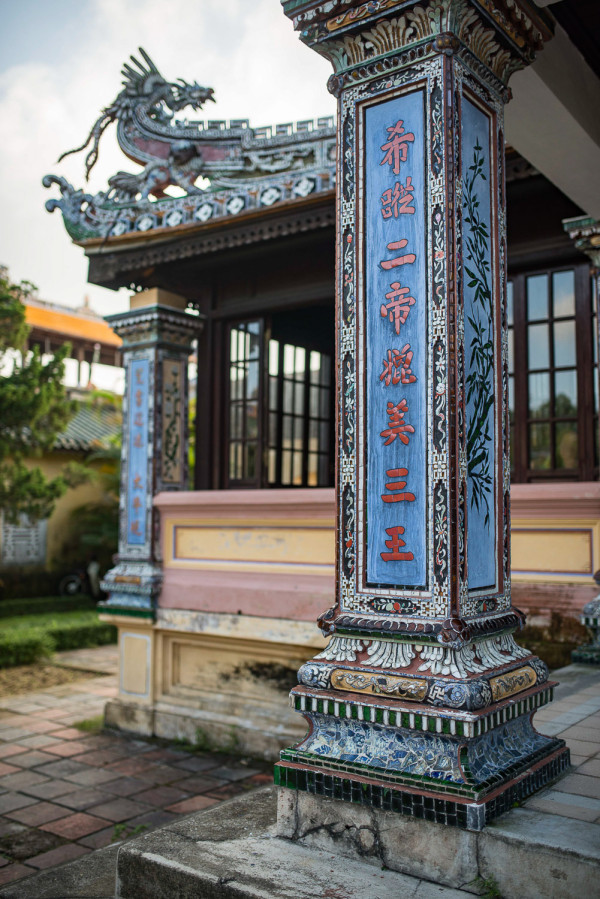 Hue temple pillar