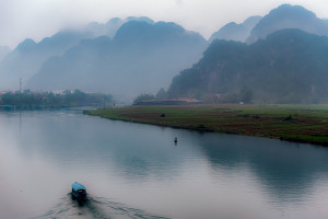 phong nha boat mountains